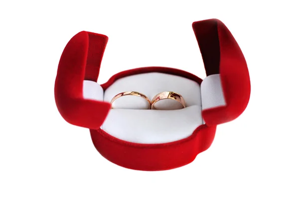 Anillos de boda en caja roja aislada en blanco — Foto de Stock