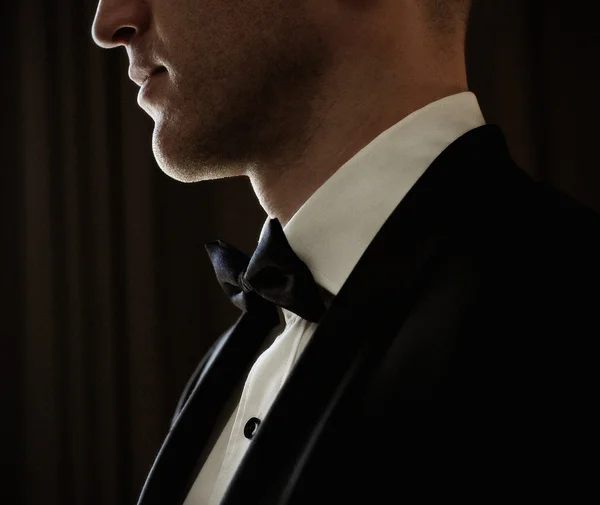 Kelebek ile zarif siyah elbiseli adam