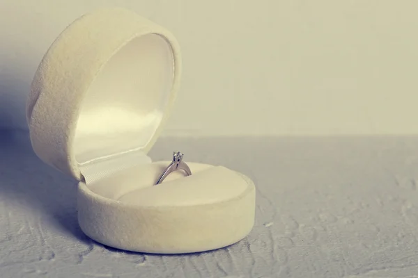 Anillo elegante en caja — Foto de Stock