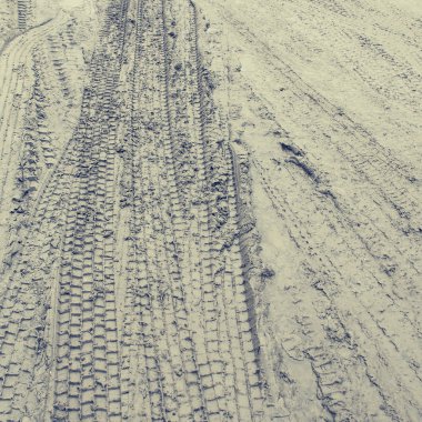 Parmak kum lastiği izler