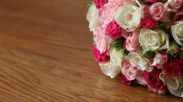 Wedding bouquet on wooden background — Stock Photo, Image