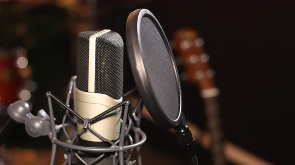 Μικρόφωνο σε ένα στούντιο ηχογραφήσεων — Φωτογραφία Αρχείου