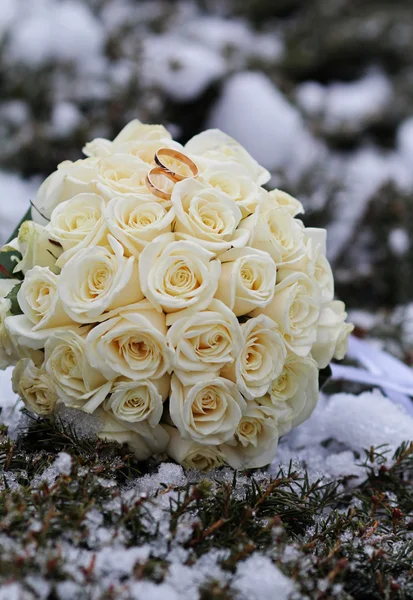 Bouquet and the ring in the snow — Stock Photo, Image