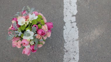 düğün buketi gri arka plan üzerinde