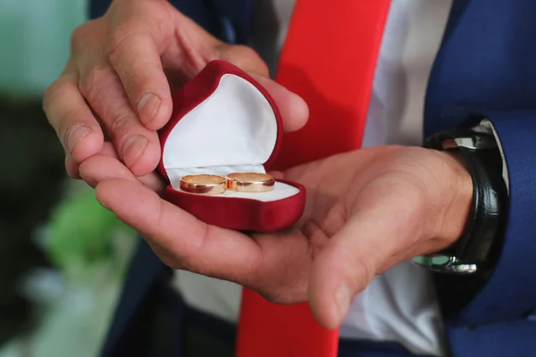 Bague de fiançailles ou cadeau entre les mains — Photo