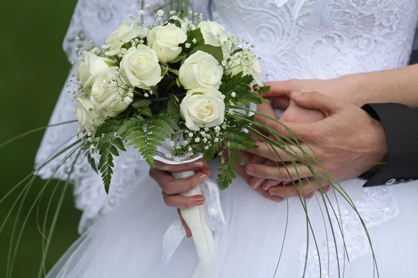 Casamento casal de mãos dadas — Fotografia de Stock