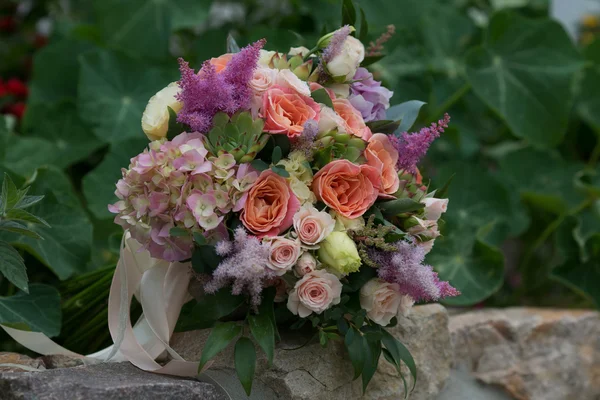 Fleurs de mariage sur la pierre — Photo