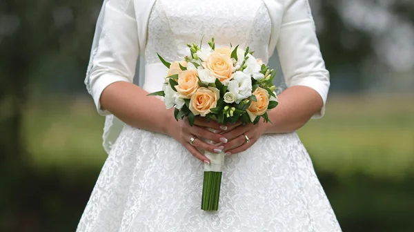 Svatební kytice nevěsty rukou — Stock fotografie