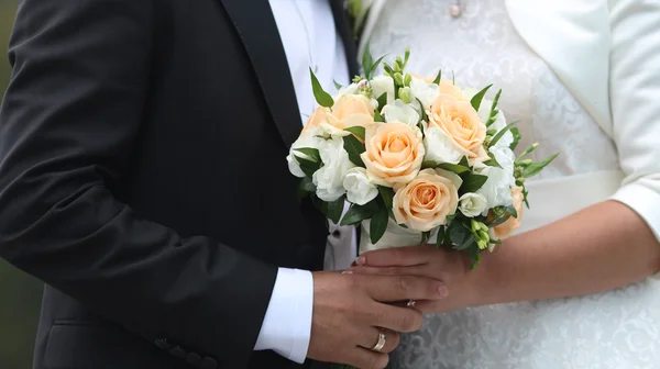 Noiva com noivo segurando buquê de casamento — Fotografia de Stock