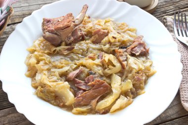 Ahşap arka plan üzerinde füme domuz etli lahana turşusu