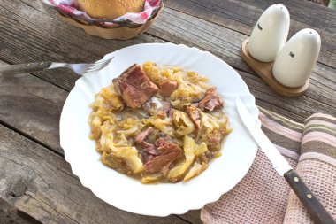 Ahşap masa füme domuz etli lahana turşusu