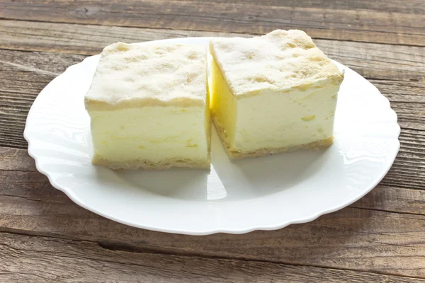 Сливочный пирог со слоями слоёного теста в тарелке — стоковое фото