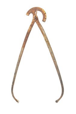 Eski paslı ölçme aracı üzerinde beyaz izole moda