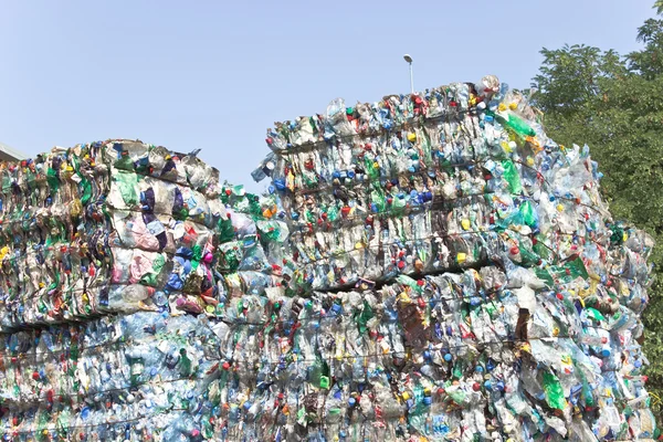 Stack av plastflaskor för återvinning mot blå himmel — Stockfoto