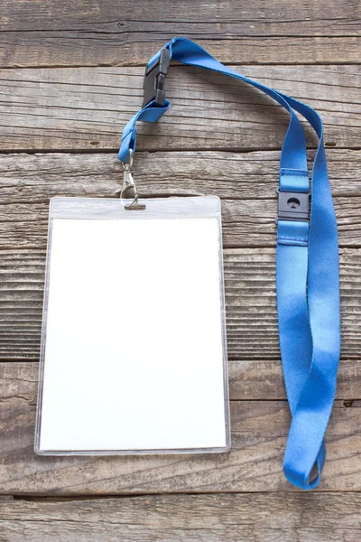 Etiqueta de tarjeta de identificación en blanco sobre fondo de madera —  Fotos de Stock