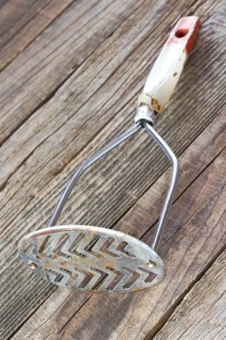 Eski paslı patates ezici ahşap arka plan üzerinde