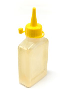 Şişe üzerinde beyaz izole makine petrol yağlama,