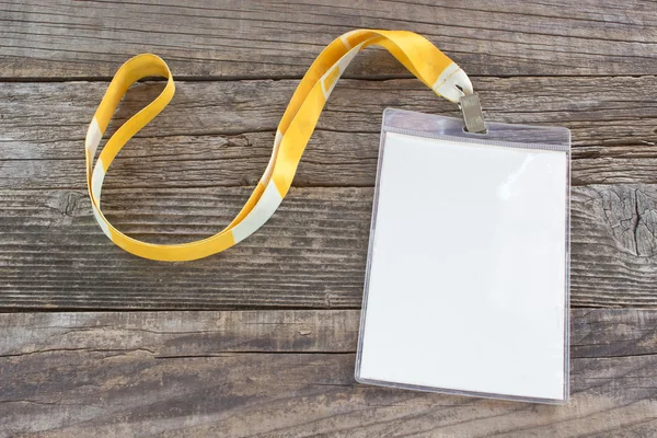 Leere ID Card Tag auf hölzernem Hintergrund — Stockfoto