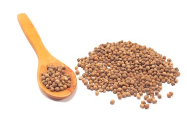 Kişniş tohumu üzerine beyaz izole kaşık ile