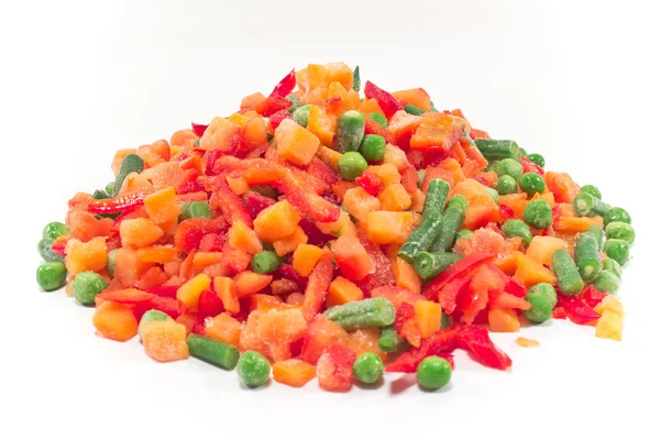 Hög med frysta grönsaker isolerad på vit — Stockfoto