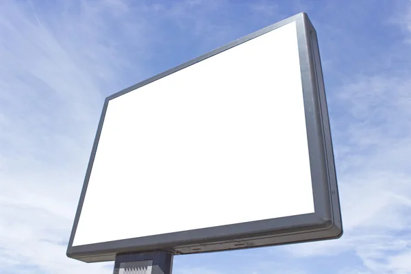 Пустой рекламный щит против голубого неба и облаков — стоковое фото