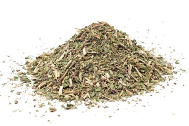 Kurutulmuş yabani kekik bitkisel ilaç çay beyaz üzerine yığını