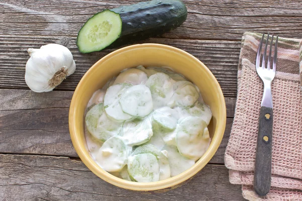 Salada de pepino com creme e alho em tigela de cerâmica — Fotografia de Stock