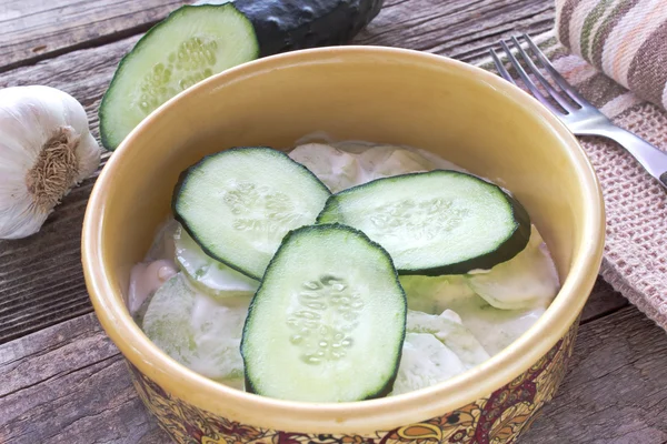 Cucumber salad with cream and garlic in ceramic bowl — Stock Photo, Image