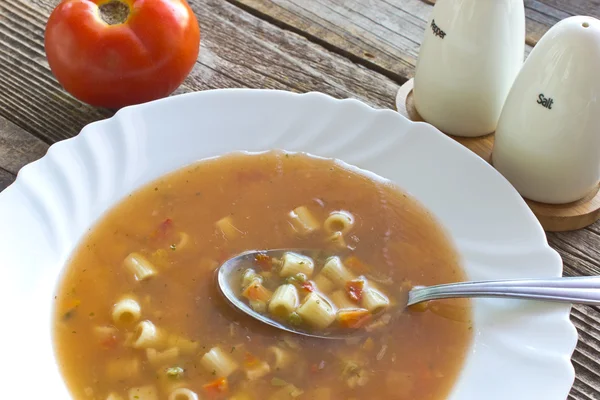 Zupa Minestrone w plate na drewnianym stole — Zdjęcie stockowe