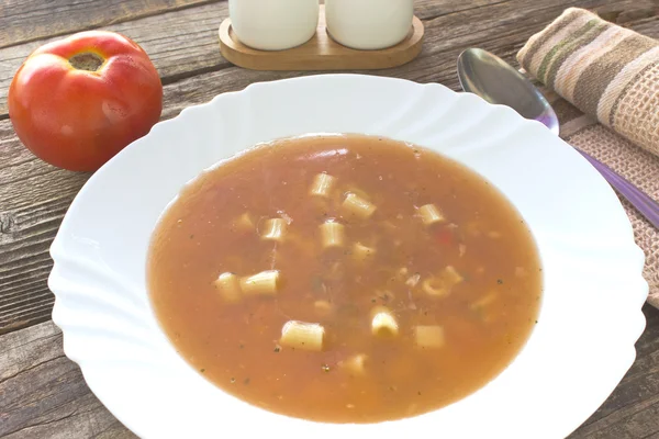 Минестронский суп в тарелке на деревянном столе — стоковое фото
