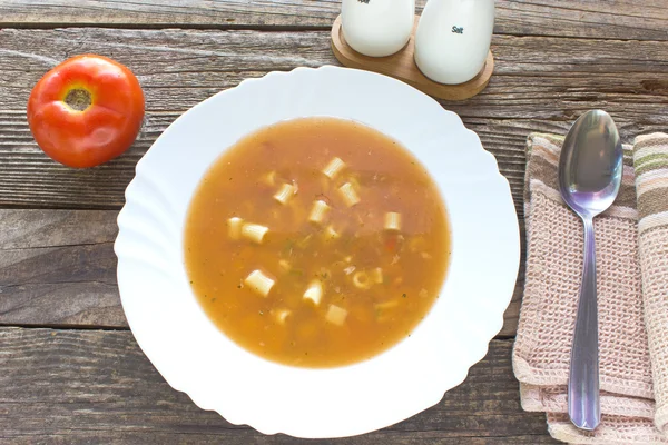 Минестронский суп в тарелке на деревянном столе — стоковое фото