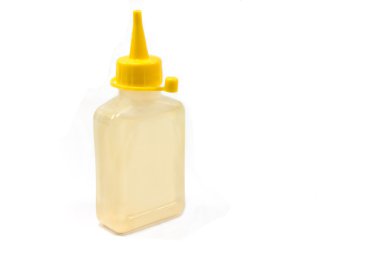 Şişe üzerinde beyaz izole makine petrol yağlama,