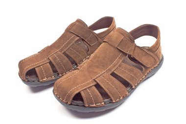 Erkek deri sandalet üzerine beyaz izole