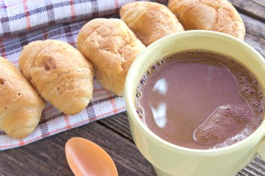 Mini kruvasan ve kahve ahşap tablo