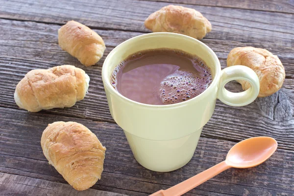 Mini croissants en koffie op de houten tafel — Stockfoto