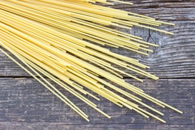 Spagetti ahşap arka plan üzerinde