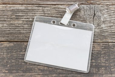 Eski ahşap arka plan üzerinde boş kimlik kartı etiketi