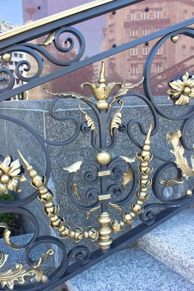 Кованый железный забор с золотыми украшениями — стоковое фото