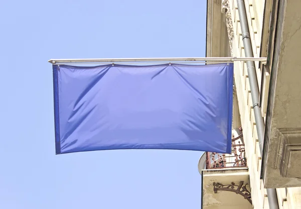 Empty horizontal banner flag over blue sky — Stock Photo, Image