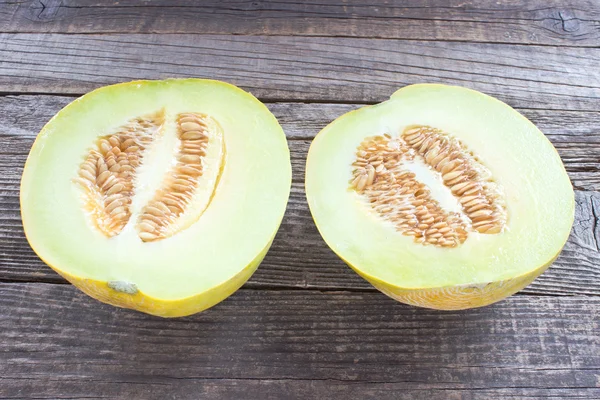 Cantaloupe-melon på trebakgrunn – stockfoto