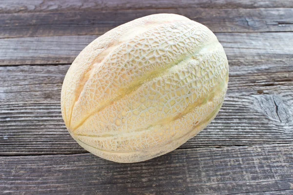 Kantaloupe melon på trä bakgrund — Stockfoto