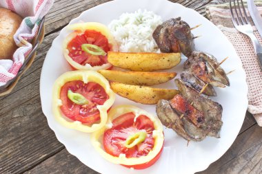 Kızarmış tavuk karaciğer ve ahşap masa tabağa pastırma