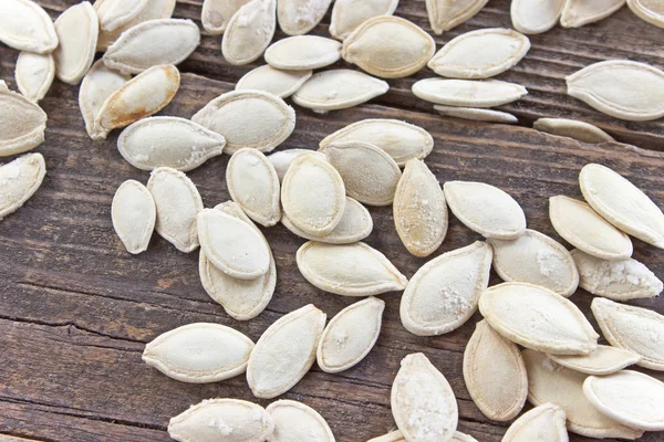 Geroosterde pompoenpitten op houten achtergrond — Stockfoto