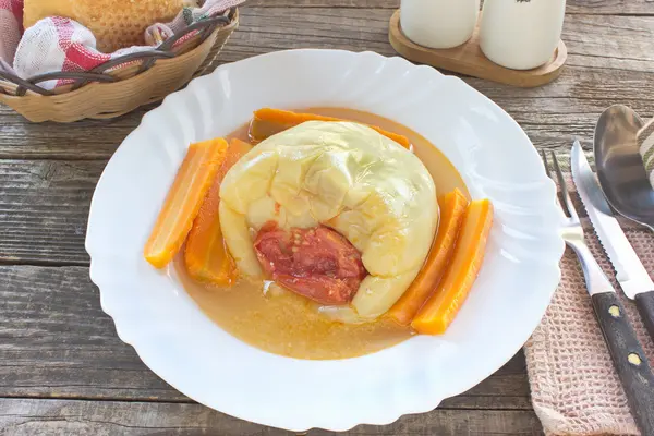 Gefüllte Paprika mit Hackfleisch im Teller auf dem Tisch — Stockfoto