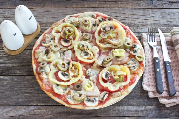 Fresh pizza served on wooden table — Stock Photo, Image