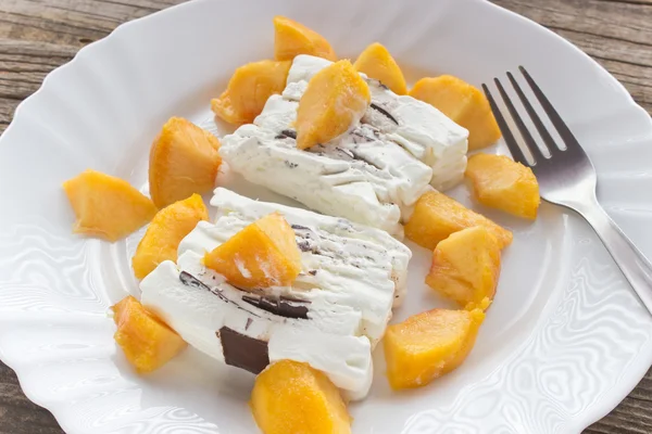 Pastel de helado con rodajas de melocotón en plato — Foto de Stock