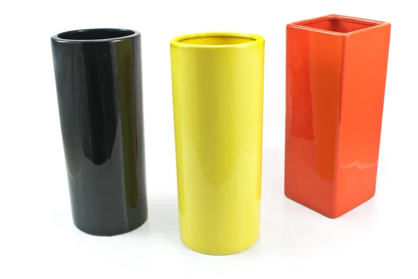 Trois vases en céramique colorés isolés sur blanc — Photo