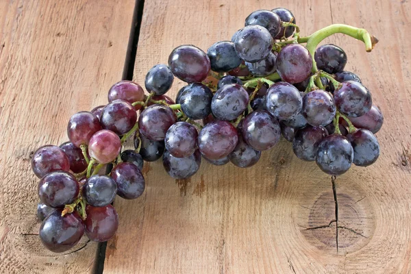 Blue grape on wooden background — Stock Photo, Image