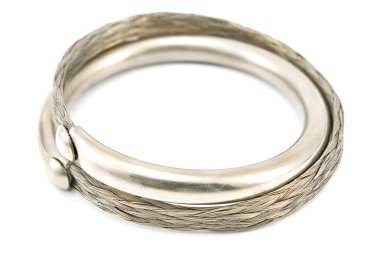 Gümüş bileklik üzerinde beyaz izole