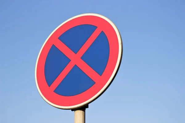 Ingen parkering trafik tecken under blå himmel — Stockfoto